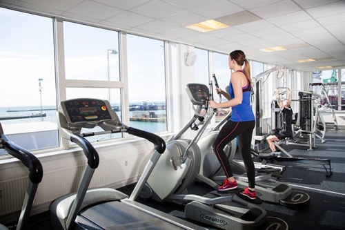Fit Club Kattegatsilo – cardioområde med løbebånd og udsigt over Frederikshavn havn